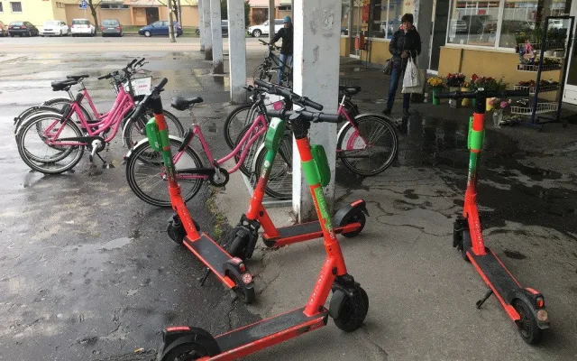 Do ulic opět vyrazily sdílené elektrokoloběžky. Město nad nimi chce mít více kontroly
