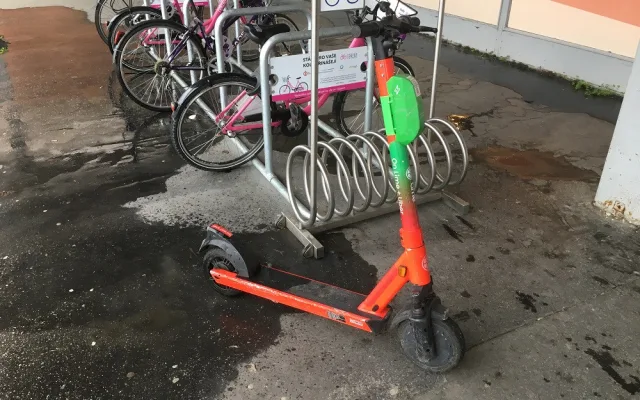 Do ulic opět vyrazily sdílené elektrokoloběžky. Město nad nimi chce mít více kontroly