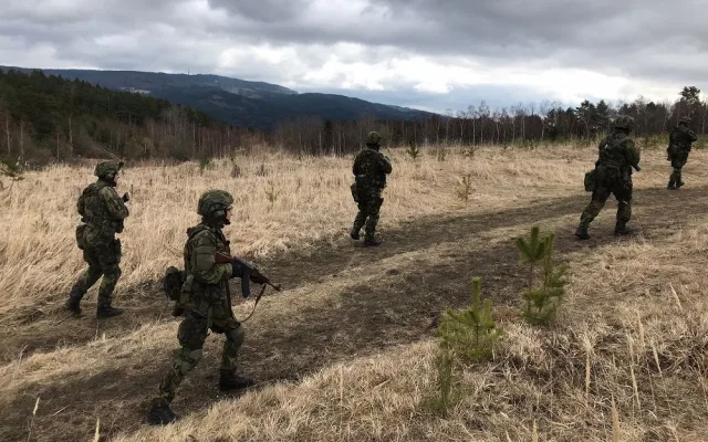 Protivník postřelil vojáka. Jednotka aktivní zálohy ho při cvičení dostala do bezpečí