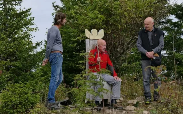 Milovníky Šumavy šokovalo vandalství. Z vrcholku Svarohu někdo ukradl trůn Emila Kintzla, krále Zmizelé Šumavy