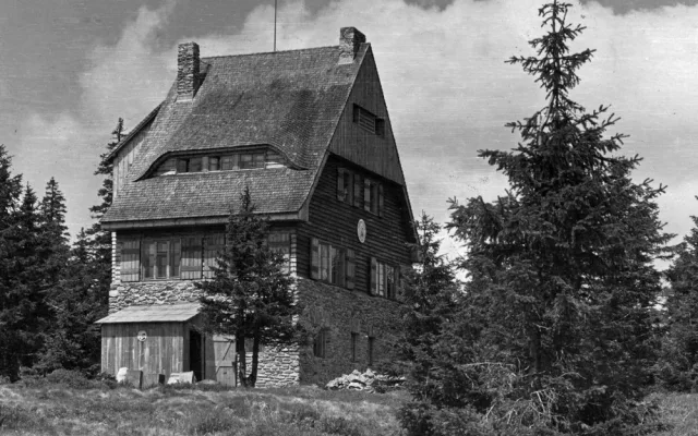 Dnes už téměř bájný symbol staré svobodné Šumavy – Juránkova chata na Svarohu v r. 1936. Chata byla otevřena 30.10.1932 na místě původního vyhořelého srubu.  (Z knihy Zdeněk Roučka -Tenkrát na Šumavě.)