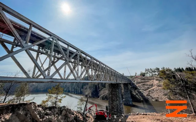 Na březích Vltavy vzniká největší obloukový most v Česku