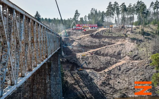 Na březích Vltavy vzniká největší obloukový most v Česku