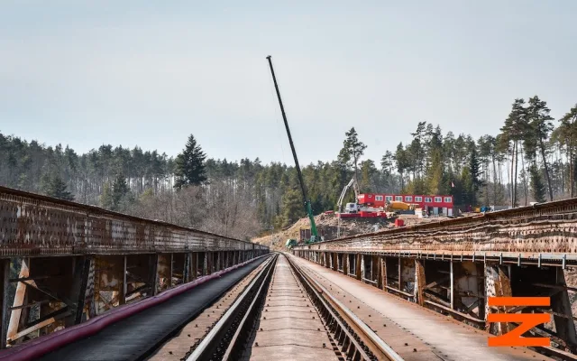 Na březích Vltavy vzniká největší obloukový most v Česku