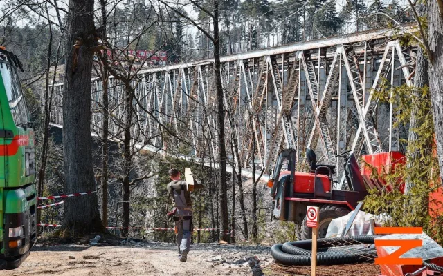 Na březích Vltavy vzniká největší obloukový most v Česku