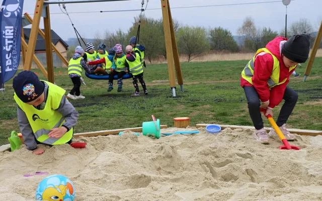 Štíři otevřeli na Složišti nové hřiště pro děti. Chystají také horolezeckou stěnu a venkovní sportoviště