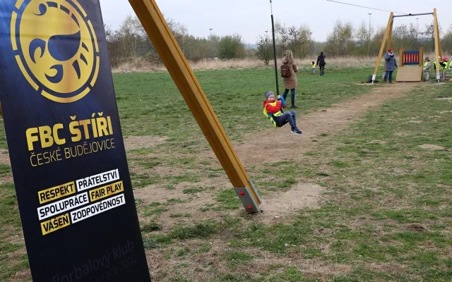 Štíři otevřeli na Složišti nové hřiště pro děti. Chystají také horolezeckou stěnu a venkovní sportoviště