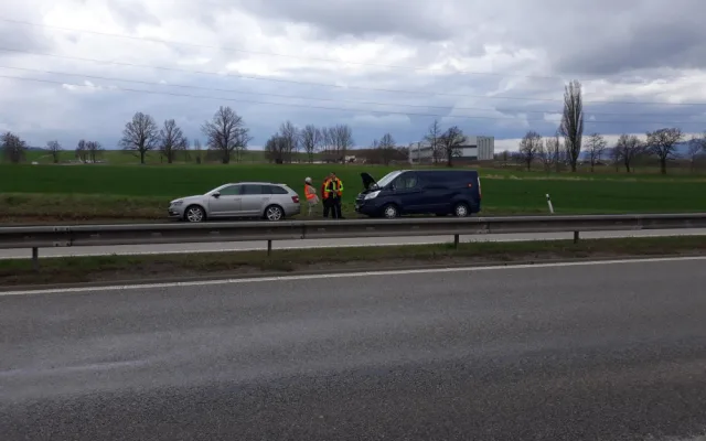 Řidič v octavii dostal smyk a skončil ve škarpě. Kusy auta přelétaly do protisměru