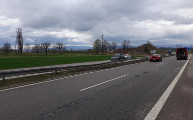 Řidič v octavii dostal smyk a skončil ve škarpě. Kusy auta přelétaly do protisměru