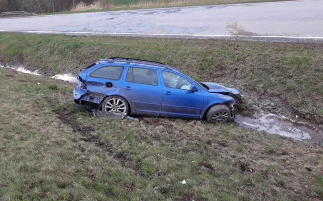 Řidič v octavii dostal smyk a skončil ve škarpě. Kusy auta přelétaly do protisměru