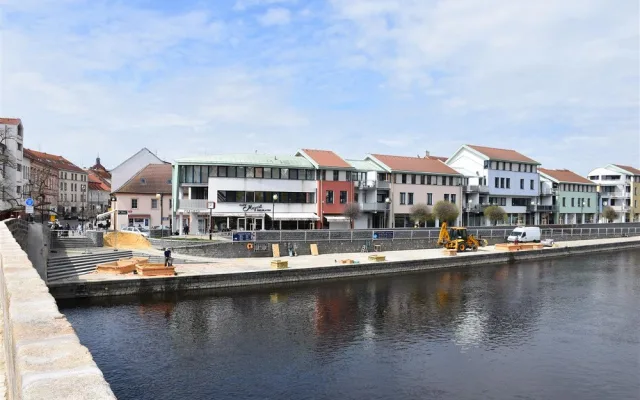 Na náplavce vznikají sochy z písku. Připomenou partnerská města