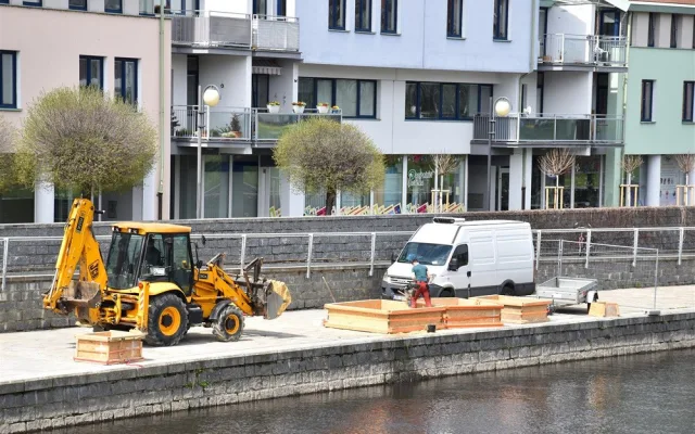 Na náplavce vznikají sochy z písku. Připomenou partnerská města