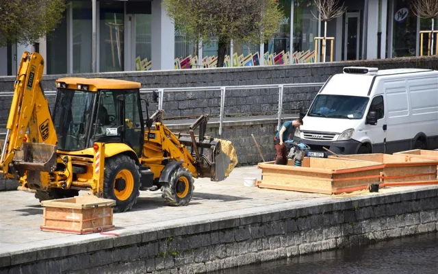 Na náplavce vznikají sochy z písku. Připomenou partnerská města