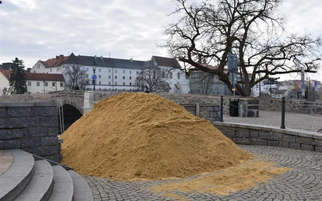 Na náplavce vznikají sochy z písku. Připomenou partnerská města