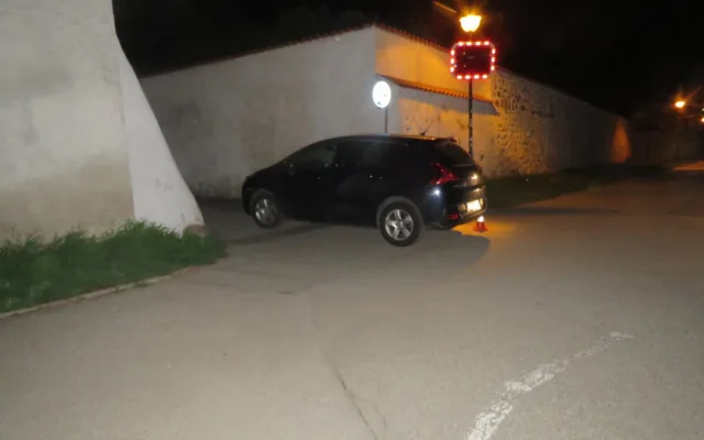 Opilá žena chtěla autem projet Solnou bránou. Namířeno měla do nemocnice