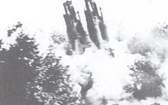 Demolice synagogy v Českých Budějovicích. Zdroj: Repro M. Pecha - V. Vondra, Českobudějovicko v době nacistické okupace a osvobození : 1939-1945 (2006), obr. příl. a Naše dny se naplnily : z historie Židů v jižních Čechách (2002), s. 288