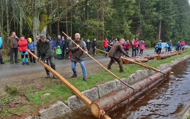 Želnavským smykem se po více než 60 letech plavilo dříví. Rekonstrukce trvala tři roky
