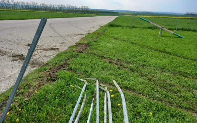 Při trénování smyků řidič poničil oplocené psí cvičiště. Letos to řeším podruhé, zlobí se správkyně
