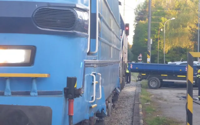 Muž zaparkoval část nákladního vozu do kolejiště. Nad ránem do něj narazil vlak