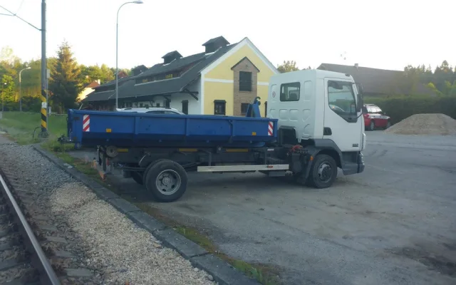 Muž zaparkoval část nákladního vozu do kolejiště. Nad ránem do něj narazil vlak