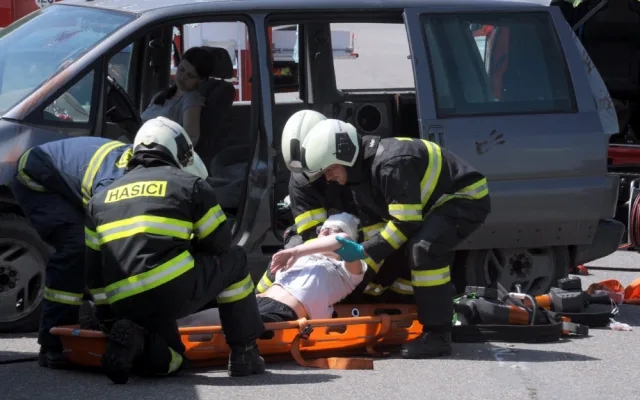 Jihočeští záchranáři, hasiči i policisté společně cvičili zásah u hromadné nehody
