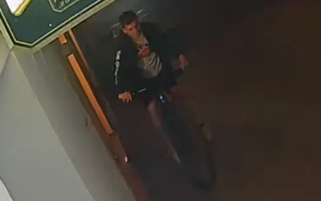 Neznámí pachatelé zničili poličku a rozbili s ní výlohu v centru města. Pátrá po nich policie