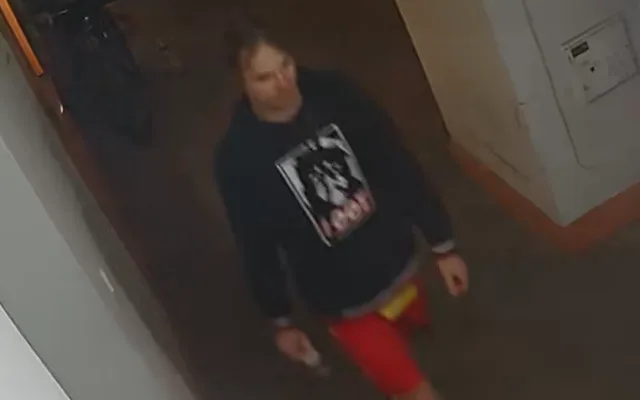 Neznámí pachatelé zničili poličku a rozbili s ní výlohu v centru města. Pátrá po nich policie