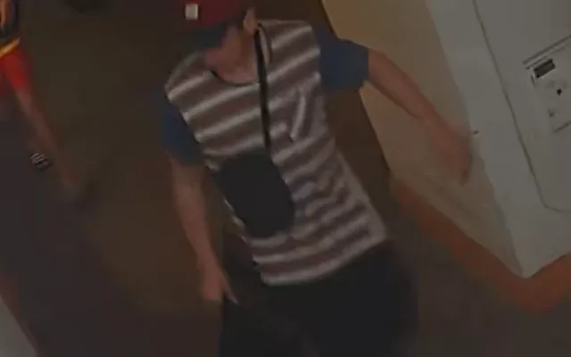 Neznámí pachatelé zničili poličku a rozbili s ní výlohu v centru města. Pátrá po nich policie