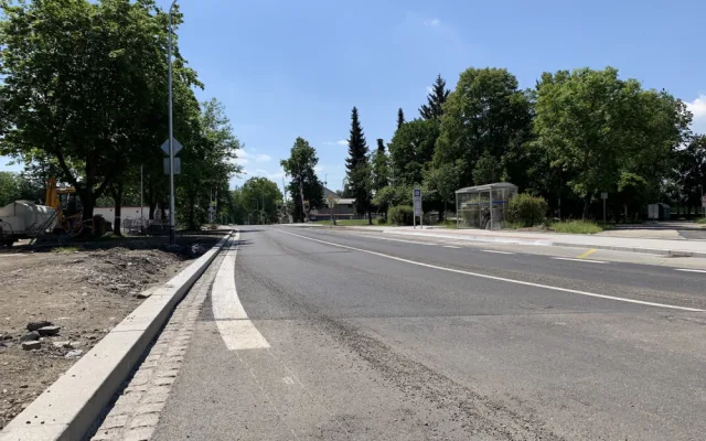 Plavská se otevřela řidičům. Rekonstrukce skončila o měsíc dříve