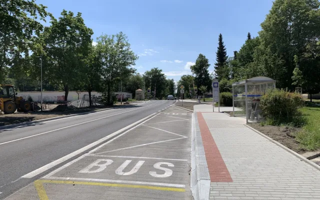Plavská se otevřela řidičům. Rekonstrukce skončila o měsíc dříve