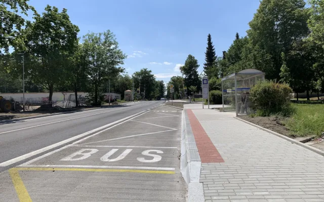 Plavská se otevřela řidičům. Rekonstrukce skončila o měsíc dříve