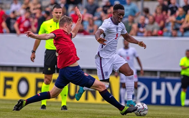 Folarin Balogun v souboji o míč.
