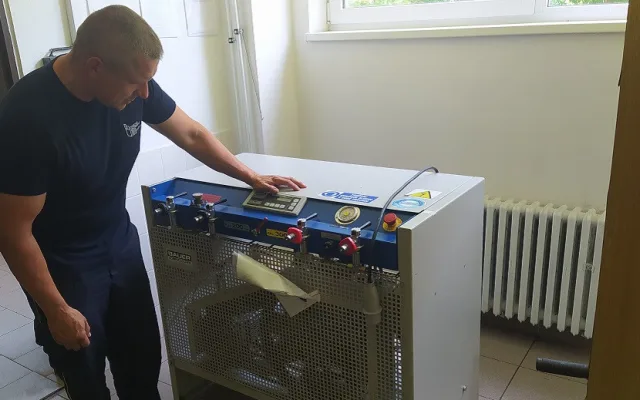Jihočeští hasiči získali díky nadaci ČEZ termokamery, ochranné oděvy, defibrilátory a další vybavení