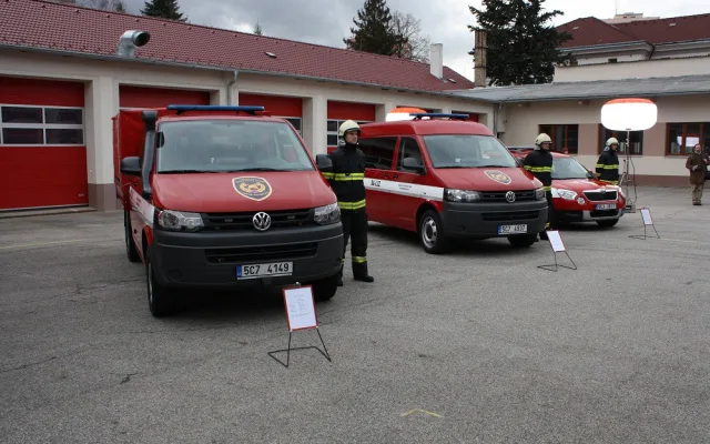 Jihočeští hasiči získali díky nadaci ČEZ termokamery, ochranné oděvy, defibrilátory a další vybavení