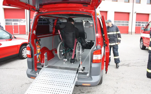 Jihočeští hasiči získali díky nadaci ČEZ termokamery, ochranné oděvy, defibrilátory a další vybavení