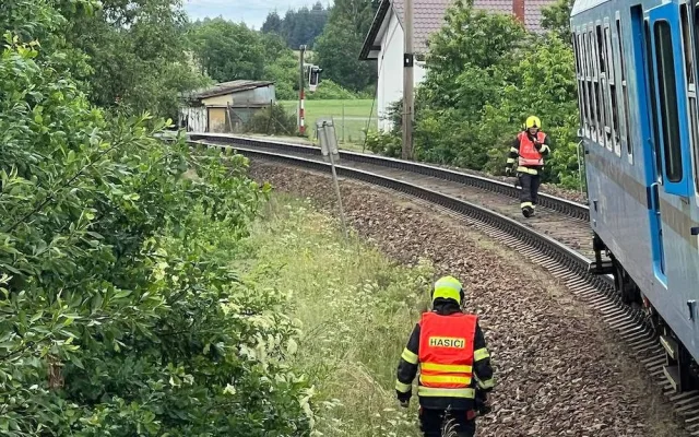 Nákladní vlak u Chotýčan projel návěstidlo. Protijedoucí osobák stihl zastavit