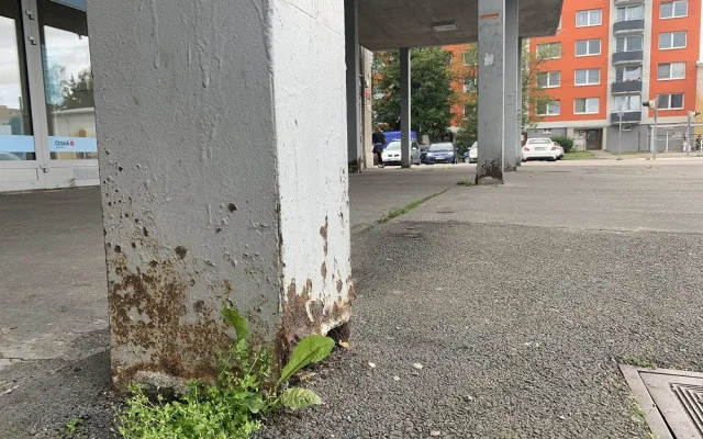 Přístřešek na sídlišti v Budějovicích je v havarijním stavu. Firma ho odstraní