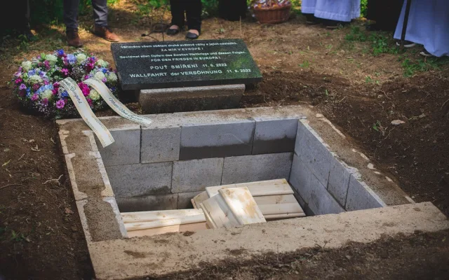 Ostatky 12 lidí, které našli archeologové, pohřbili o uplynulém víkendu v obci Klášter na Jindřichohradecku.