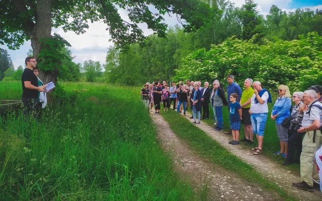 Při slavnostní akci došel průvod lidí k vesnici Blato.