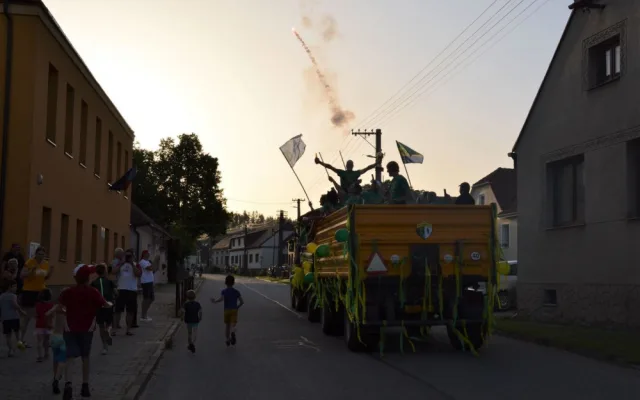 Dýmovnice a traktor. Třebětice stylově oslavili rekord a postup do 1. A třídy