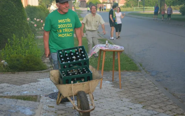Dýmovnice a traktor. Třebětice stylově oslavili rekord a postup do 1. A třídy