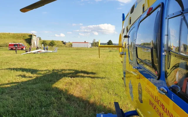 Na budějckém letišti spadl větroň. Pilota převezli ve velmi vážném stavu do nemocnice