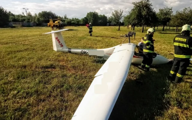 Na budějckém letišti spadl větroň. Pilota převezli ve velmi vážném stavu do nemocnice