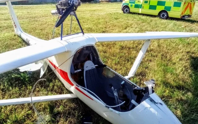 Na budějckém letišti spadl větroň. Pilota převezli ve velmi vážném stavu do nemocnice