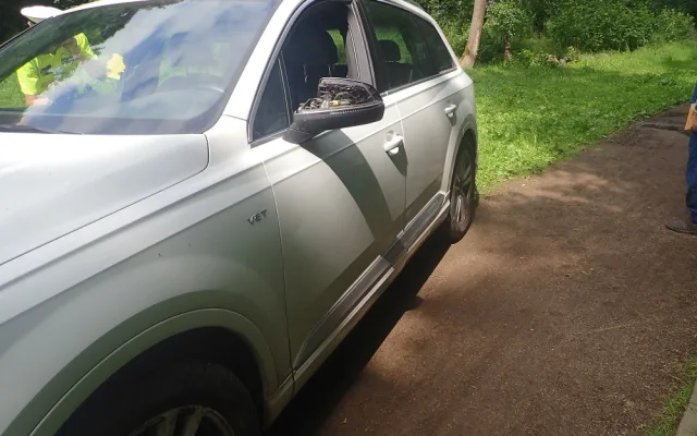 Řidič vjel na stezku pro cyklisty a chodce, kde se zasekl