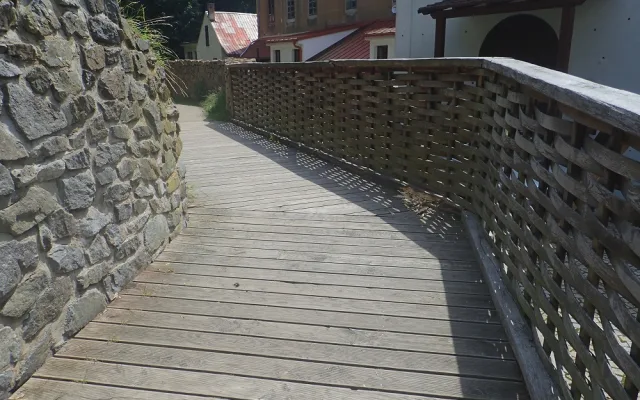 Řidič vjel na stezku pro cyklisty a chodce, kde se zasekl