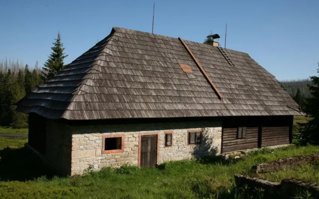 Známou Roklanskou chatu v samém srdci Šumavy čeká demolice, opuštěný objekt napadla dřevomorka