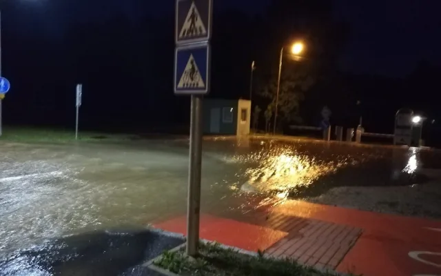 Krumlov zasáhla v noci blesková povodeň, vylila se řeka Polečnice