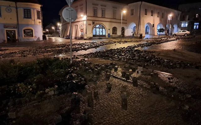 Centrem Týna nad Vltavou se prohnala velká voda. Foto: David Slepička