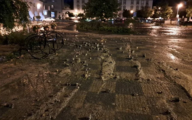 Centrem Týna nad Vltavou se prohnala velká voda. Foto: David Slepička